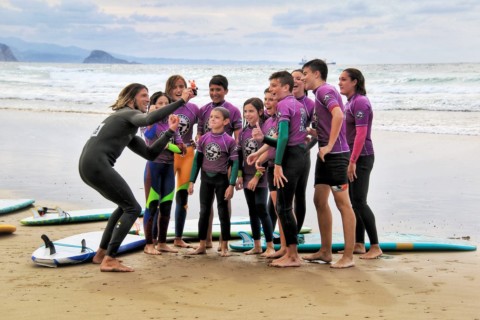 Todas las clases son grabadas para perfeccionar la técnica. En Xagó Surf disfrutarás de las mejores olas de asturias.